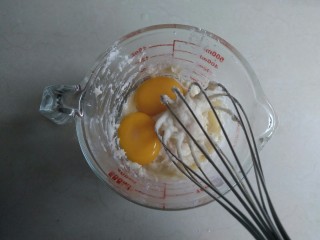 3、黑芝麻蒸蛋糕,倒入蛋黄。 