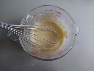 4、黑芝麻蒸蛋糕,搅拌均匀。