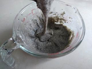 6、黑芝麻蒸蛋糕,拌均匀。