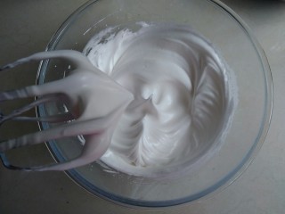 7、黑芝麻蒸蛋糕,分三次加糖到蛋清中，用电动打蛋器打至干性发泡