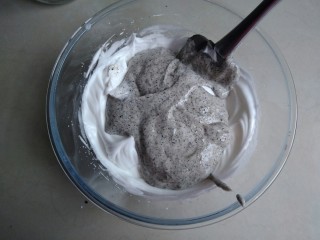 9、黑芝麻蒸蛋糕,然后倒回剩余的蛋白霜里。