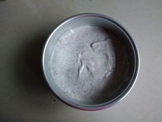 11、黑芝麻蒸蛋糕,将拌好的蛋糕糊倒入法焙客蒸蛋糕模具里（底部铺一张油纸）。