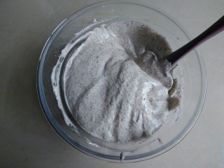 10、黑芝麻蒸蛋糕,用同样的手法翻拌好。