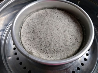13、黑芝麻蒸蛋糕,时间到关火，把盖子揭开。