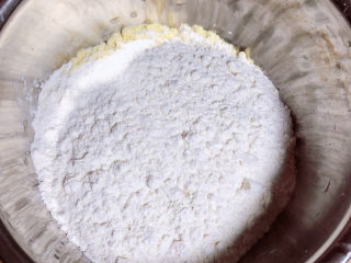 1、鸡蛋韭菜盒子,首先先和面。300克面粉、100克玉米面。