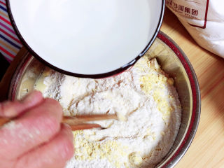 2、鸡蛋韭菜盒子,面粉与水的比例：2：1。