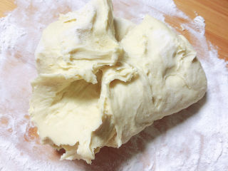 3、鸡蛋韭菜盒子,揉成柔软的面团，放置在一边盖上盆醒面备用。