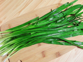 4、鸡蛋韭菜盒子,将韭菜洗净、切成沫儿。