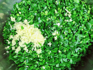 5、鸡蛋韭菜盒子,生姜切沫儿，与韭菜一起放入盆中。