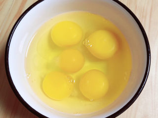 6、鸡蛋韭菜盒子,准备好鸡蛋。