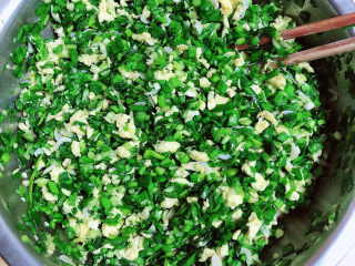 11、鸡蛋韭菜盒子,将馅儿搅拌均匀待用。