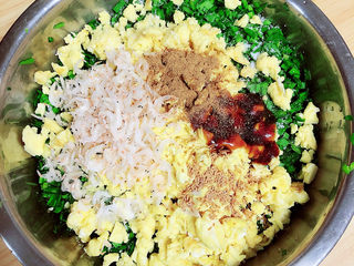 10、鸡蛋韭菜盒子,放入虾皮、十三香、盐、蚝油、鸡精、油。