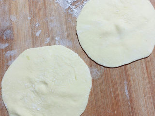 12、鸡蛋韭菜盒子,将醒好的面切成小剂子，擀成圆形。