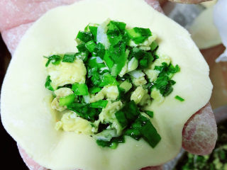 13、鸡蛋韭菜盒子,将韭菜鸡蛋包入面皮中。包成盒子形状。