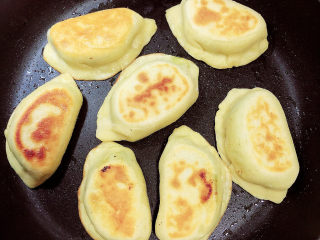 15、鸡蛋韭菜盒子,大约三分钟翻面，盖盖儿继续煎制3分钟。两面金黄色即可出锅啦！