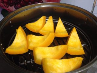 1、小黄人莲蓉包,南瓜去皮去瓤放入蒸锅蒸熟
