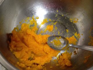 2、小黄人莲蓉包,取出乘热碾成泥