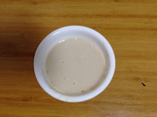 3、小黄人莲蓉包,酵母用温水10克化成液体