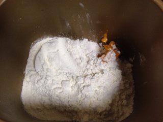 4、小黄人莲蓉包,面粉300克、南瓜泥、白糖、酵母水13克加入到面包桶搅拌均匀