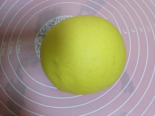 5、小黄人莲蓉包,取出用手揉光滑加盖醒30分钟（南瓜的含水量不同，所用到的水分也不同，我这里没有加水，面要和的稍微硬一些以便成型）