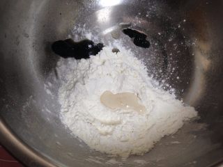 6、小黄人莲蓉包,面粉50克加入2克酵母水、一大勺黑芝麻酱和适量水