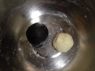 8、小黄人莲蓉包,同理，面粉40克加入2克酵母水和适量水合成面团加盖醒30分钟