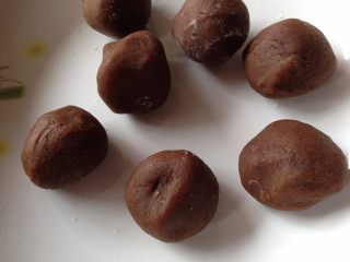 9、小黄人莲蓉包,莲蓉馅分成20克一个的小球