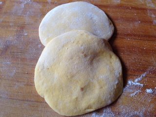 11、小黄人莲蓉包,擀成中间厚四边薄的原片