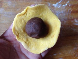 12、小黄人莲蓉包,包入莲蓉馅