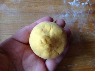 13、小黄人莲蓉包,用虎口慢慢合拢收口