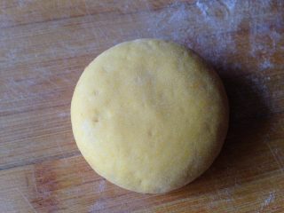 14、小黄人莲蓉包,正面向上按扁备用