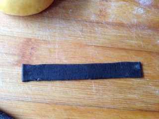 16、小黄人莲蓉包,再裁成小段（长度是小黄人的半圆的长度）