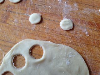 17、小黄人莲蓉包,原色面团擀薄，用粗的吸管压出圆形