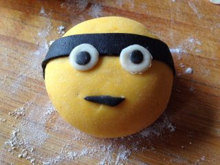 20、小黄人莲蓉包,最后再按上嘴（可以有很多种呦），二次发酵至1.5倍大