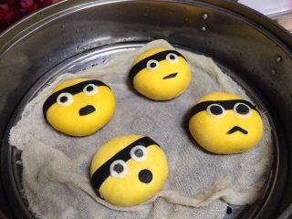 21、小黄人莲蓉包,冷水入锅，锅开后大火蒸10分钟关火，2-3分钟后开盖即可