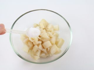 5、香烤鱼米花,加入适量的盐调味。