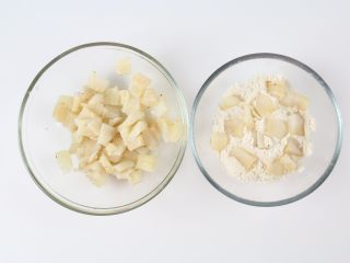 8、香烤鱼米花,腌好的鲽鱼粒先裹上一层面粉。