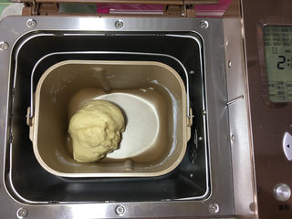 8、美味的牛排披萨,25分钟后面包机把披萨面团就做好了。