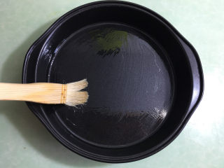 11、美味的牛排披萨,模具为了防粘，表面刷一层油，如果模具不沾，也可以不刷。