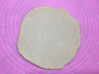 10、美味的牛排披萨,取一个面团擀成和八寸模具大小差不多的圆形。