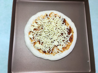 19、美味的牛排披萨,然后撒上一层马苏里拉芝士碎。