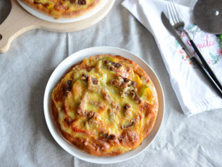 24、美味的牛排披萨,烘烤结束后取出，披萨就做好了。