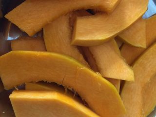 1、芝香南瓜黄金软包,南瓜去皮切片，隔水蒸20分钟。未蒸之前南瓜重450g