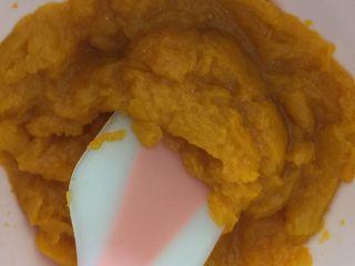 3、芝香南瓜黄金软包,分两份，一份120g（和面用），一份164g（做酱用）分别捣烂备用