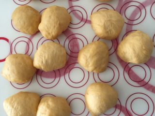 13、芝香南瓜黄金软包,一发后面团重540g，我平均分成12个，每个45g
