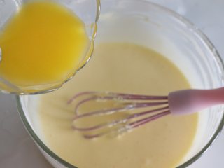 6、轻乳酪蛋糕（芝士蛋糕），醇香美味,加入之前融化的黄油，搅匀。