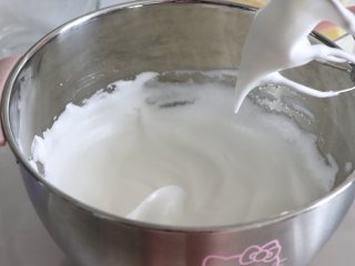 10、轻乳酪蛋糕（芝士蛋糕），醇香美味,细砂糖分三次加入细砂糖，打发到蛋白细腻，有光泽，拉起打蛋器可以出现比较长的蛋白尾。