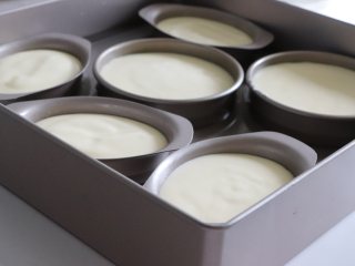 14、轻乳酪蛋糕（芝士蛋糕），醇香美味,放入盛放了温水的大模具中，大约没过芝士模具的一半位置。