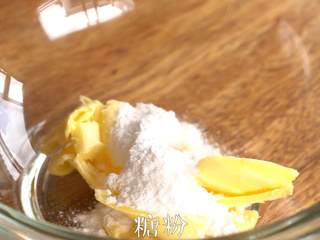 3、清新香气【薄荷饼干】简单又美味,将软化的无盐黄油倒入调理盆中，加入糖粉，使用电动打蛋器，搅打蓬松