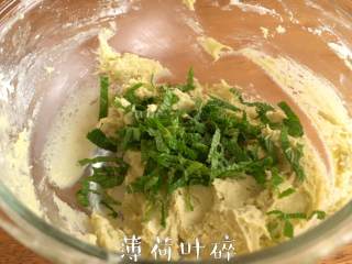 6、清新香气【薄荷饼干】简单又美味,加入低筋面粉，搅拌均匀；加入薄荷叶碎，搅拌均匀